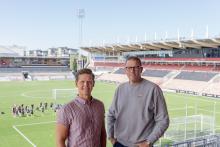 Örebroportens David Nordvall, hyres- och fastighetschef, med Håkan Åstö, förvaltare, tillsammans på Behrn Arena.