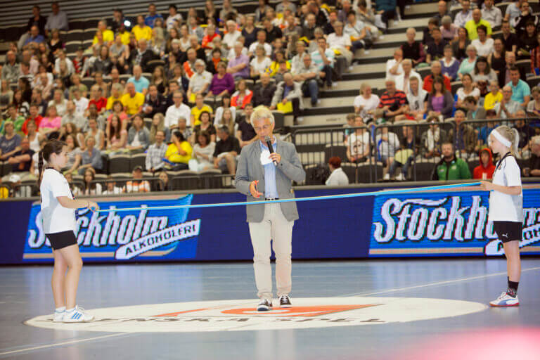 Lennart Bondeson talar vid ett idrottsevenemang.