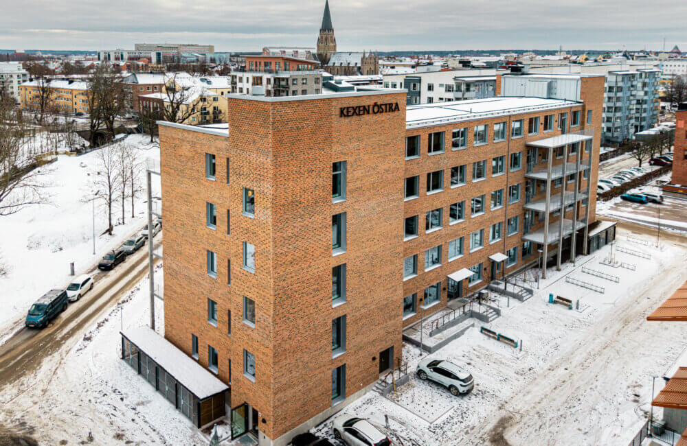 Exteriören av Kexen Östra, ett kontorshus med 5 våningar och tegelfasad.