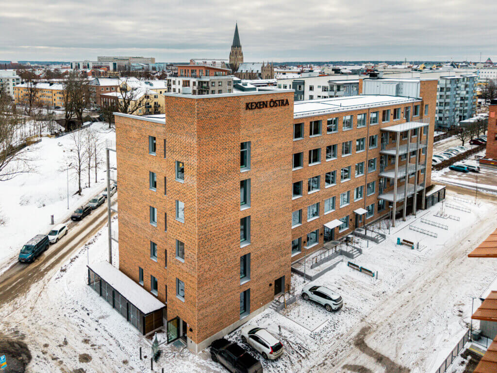 Exteriören av Kexen Östra, ett kontorshus med 5 våningar och tegelfasad.